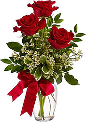 Bouquet of three roses with seasonal ornamental foliage. Elegant and fresh, ideal for any special occasion.